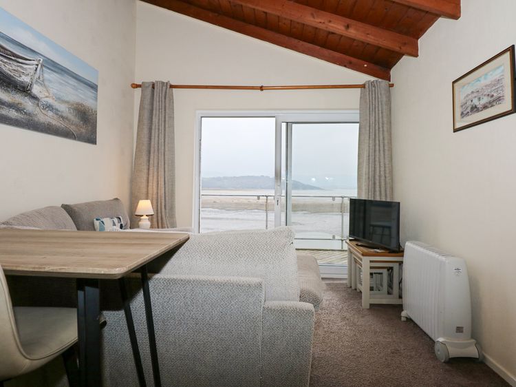 Harbour Apartment, listing photograph 3