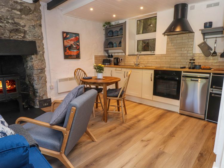 4 Old Tanrhiw, listing photograph 6