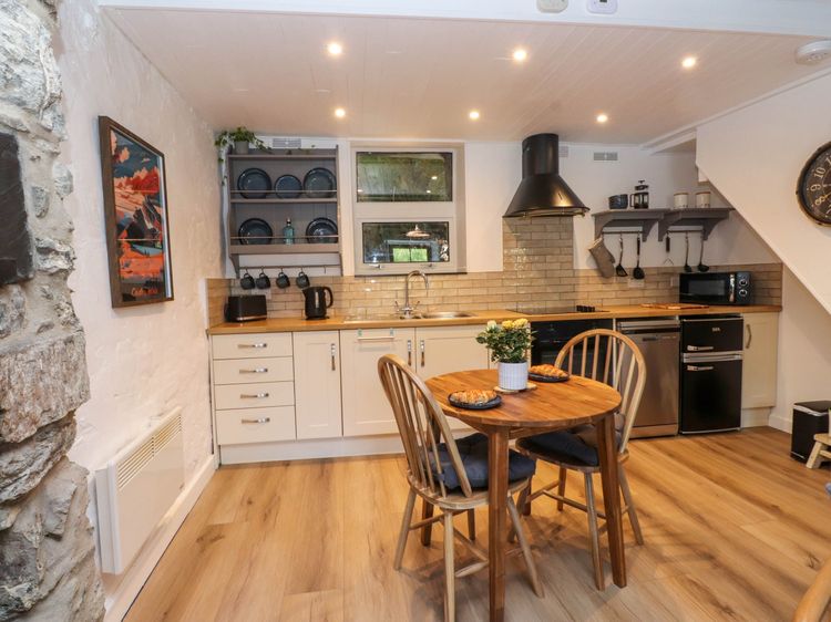 4 Old Tanrhiw, listing photograph 8