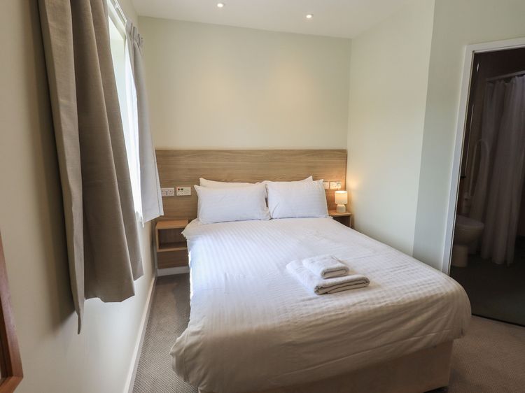 Jubilee First-floor Double Bedroom, listing photograph 2