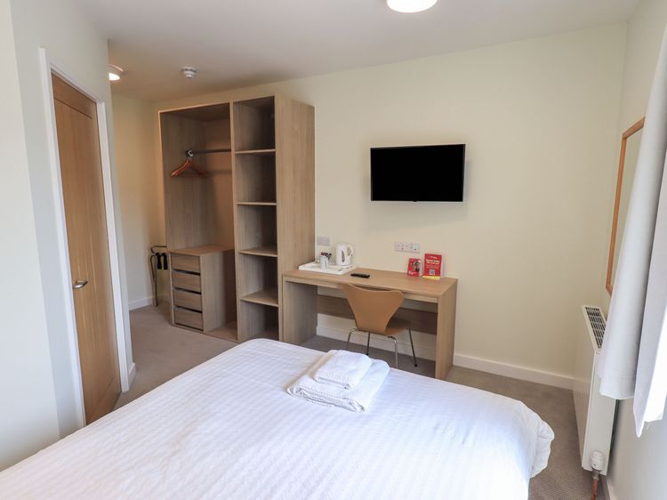 Jubilee First-floor Double Bedroom, listing photograph 3