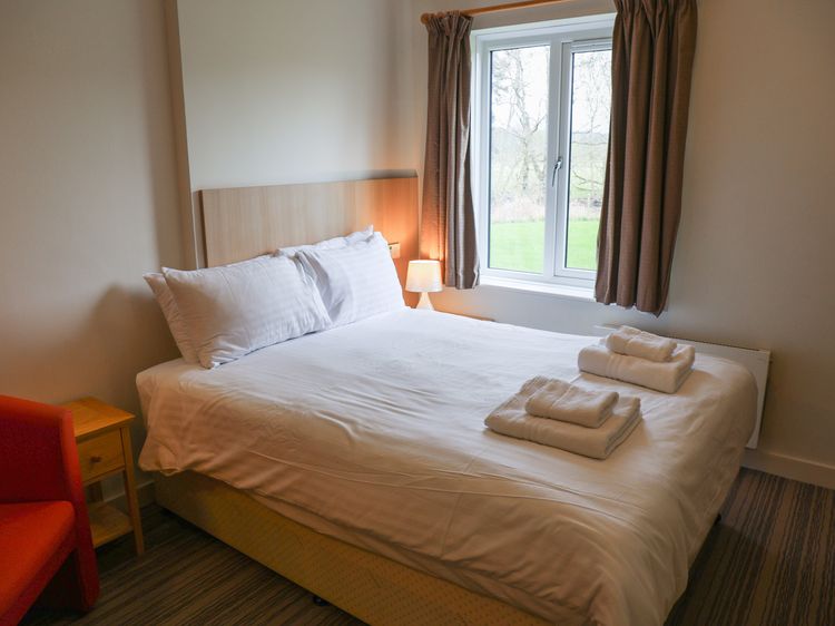 Jubilee Ground-floor Double Bedroom, listing photograph 2