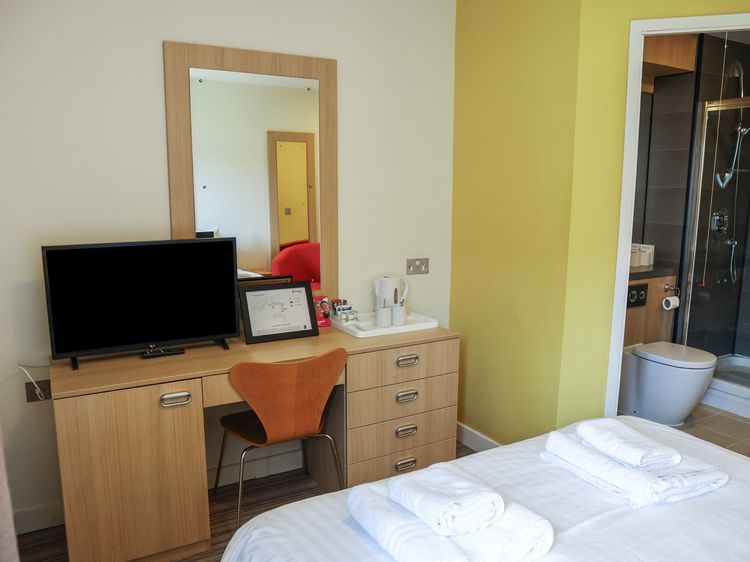 Jubilee Ground-floor Double Bedroom, listing photograph 4