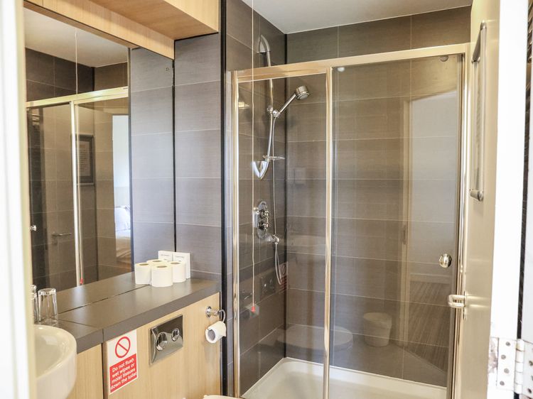Jubilee Ground-floor Double Bedroom, listing photograph 7