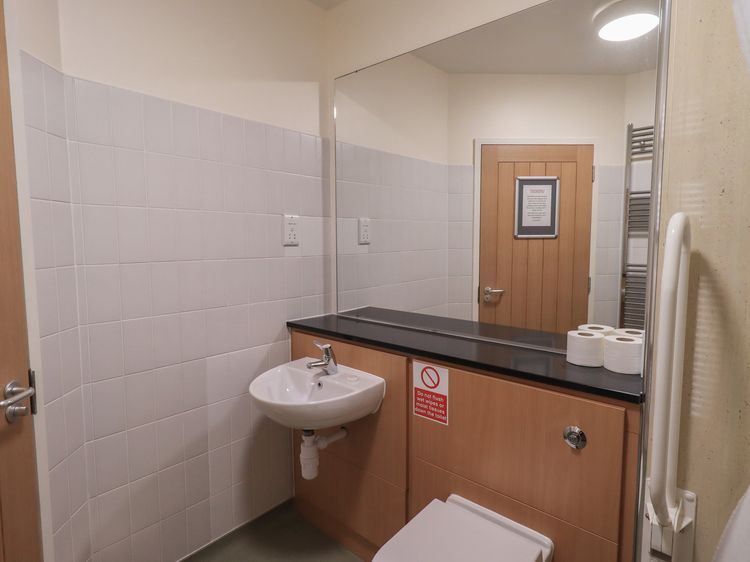 Jubilee Ground-floor Single Bedroom, listing photograph 6
