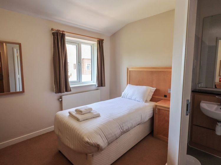 Jubilee Ground-floor Single Bedroom, listing photograph 4