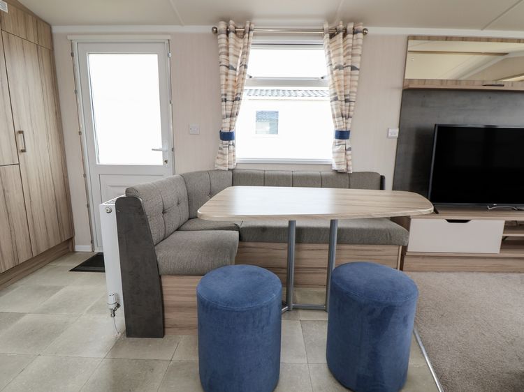 Caravan B8, listing photograph 7
