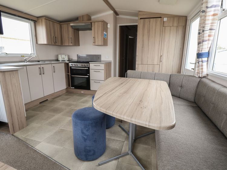 Caravan B8, listing photograph 8