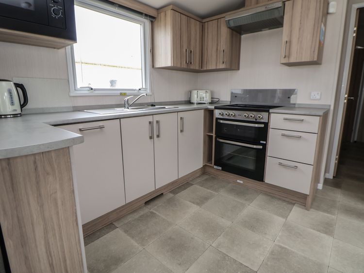 Caravan B8, listing photograph 10