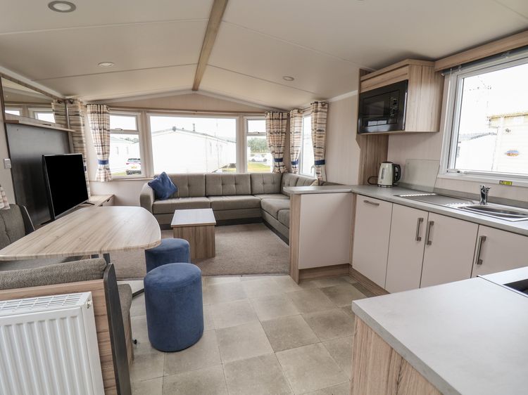 Caravan B8, listing photograph 11