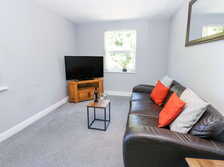 Flat 2, Omega Court, listing photograph 4