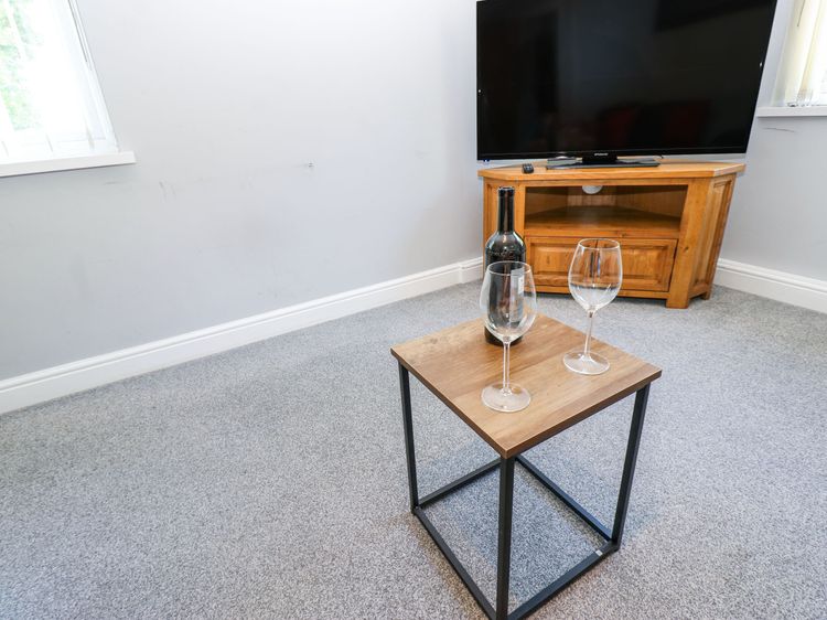 Flat 2, Omega Court, listing photograph 5