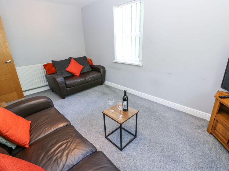 Flat 2, Omega Court, listing photograph 6