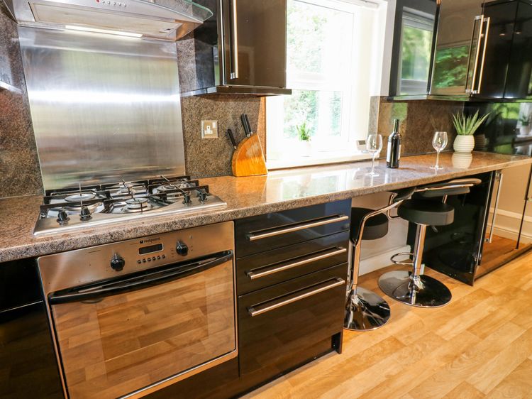 Flat 2, Omega Court, listing photograph 9