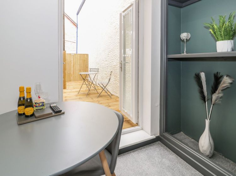Flat 1, Mona House, listing photograph 10