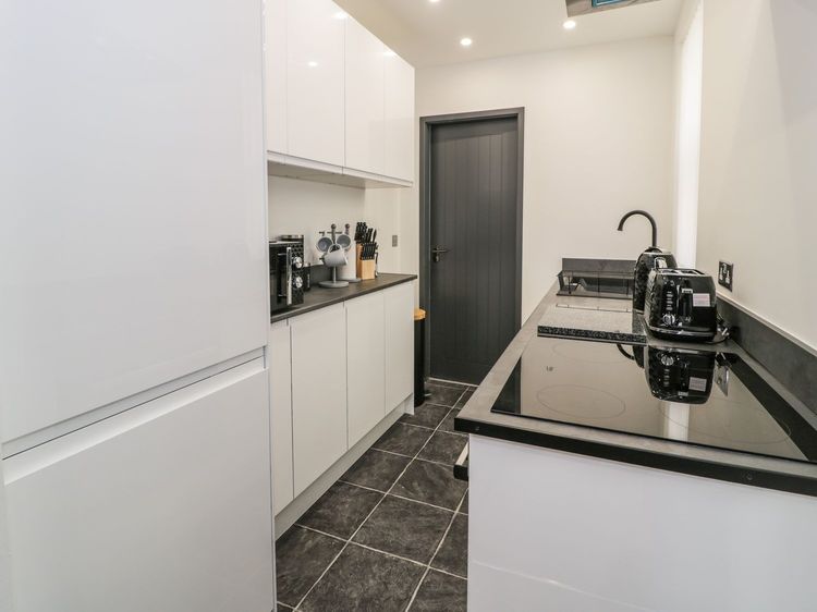Flat 1, Mona House, listing photograph 12