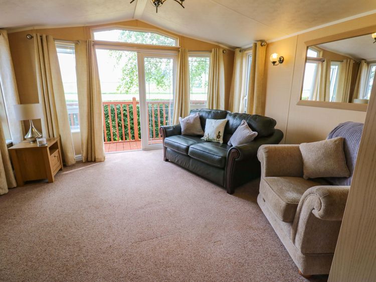 12 Field View, listing photograph 4