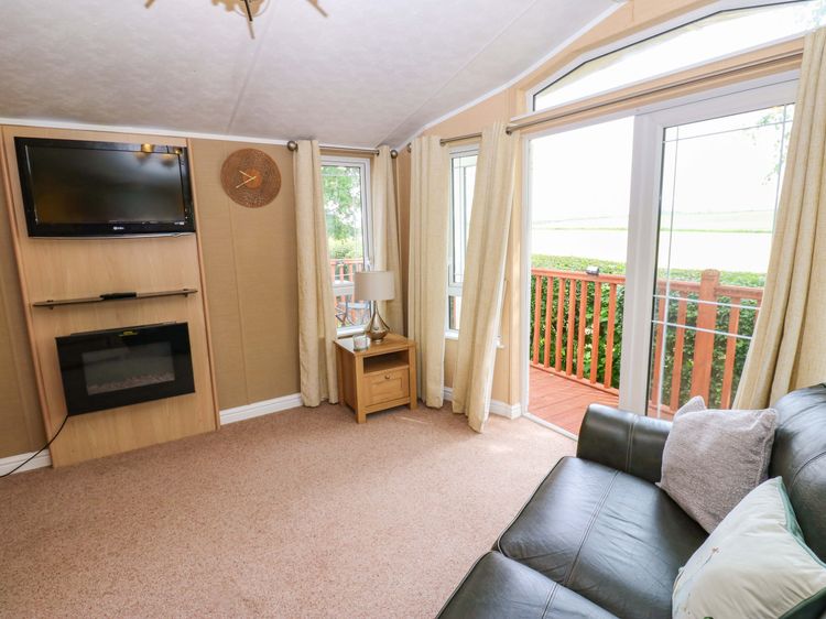 12 Field View, listing photograph 7
