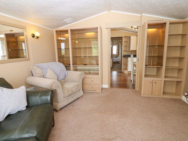 12 Field View, listing photograph 8
