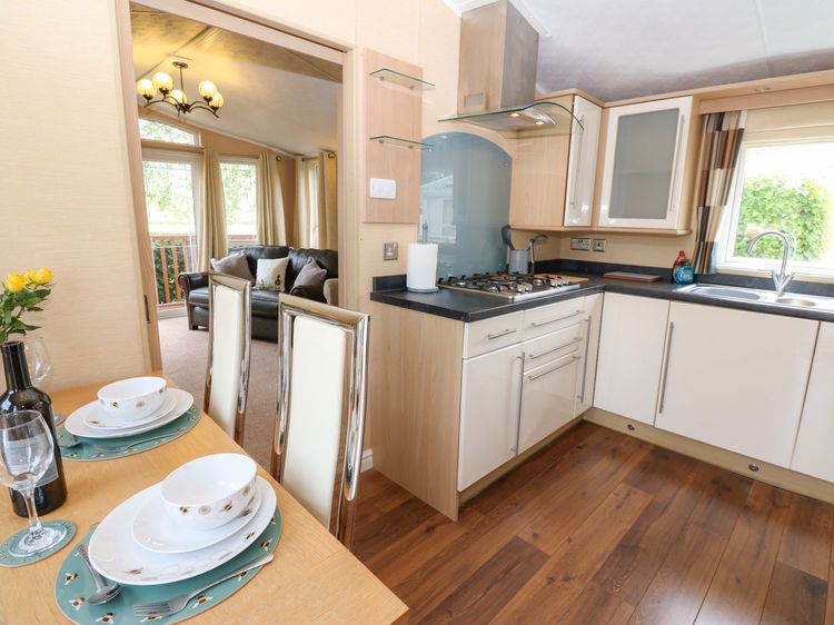 12 Field View, listing photograph 12
