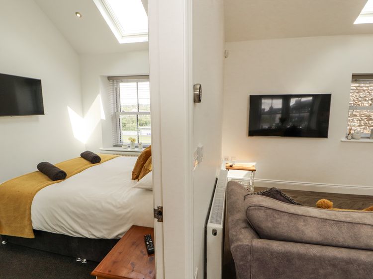 Lakes View Apartment 2, listing photograph 11