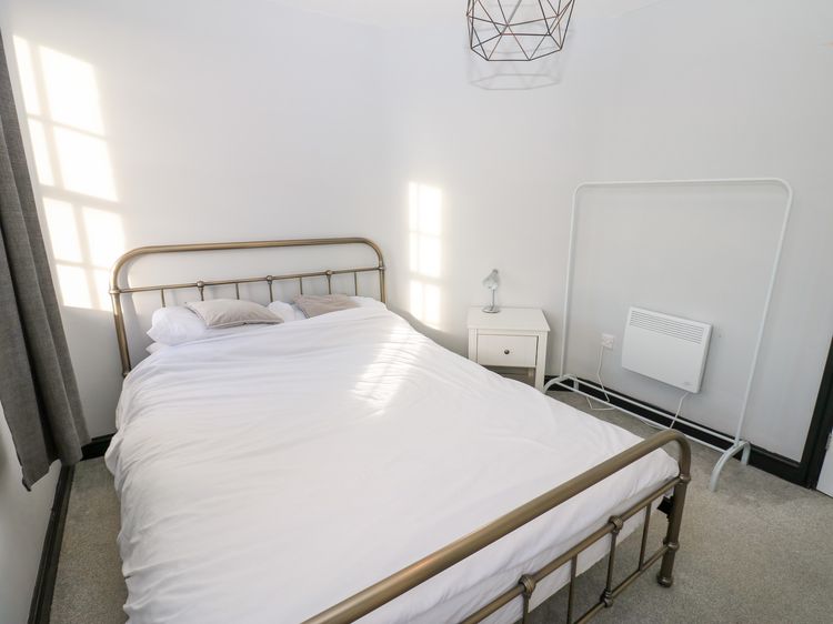 Lowther Penthouse, listing photograph 11