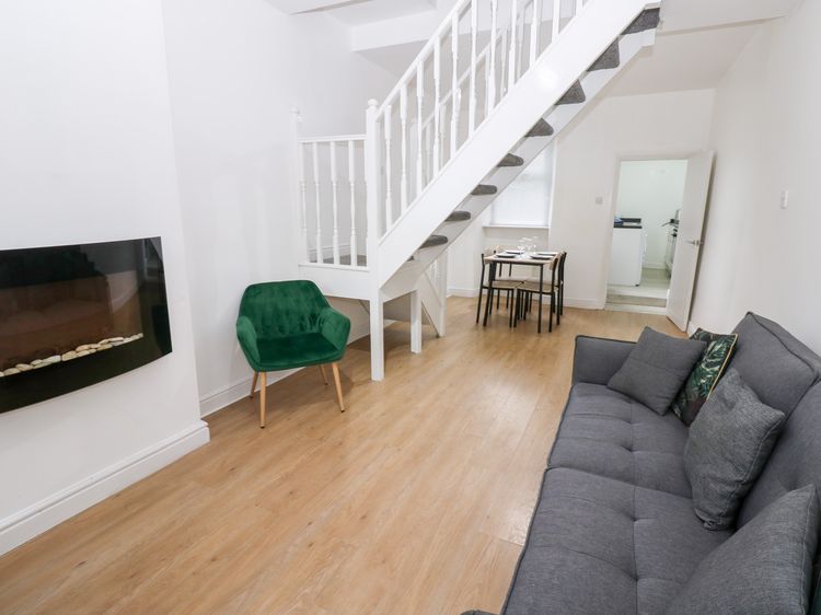 Holly House, listing photograph 4