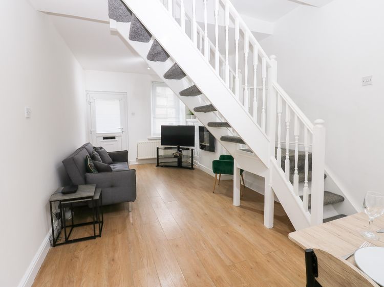 Holly House, listing photograph 10