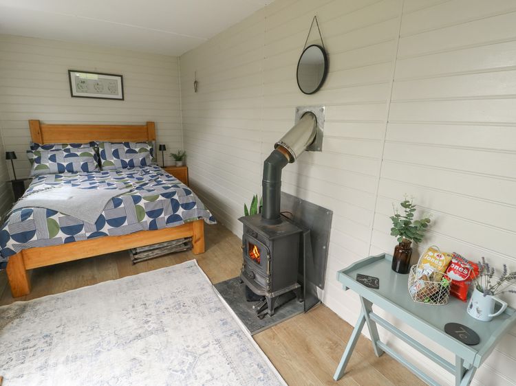 Seiriol Shepherds Hut, listing photograph 4