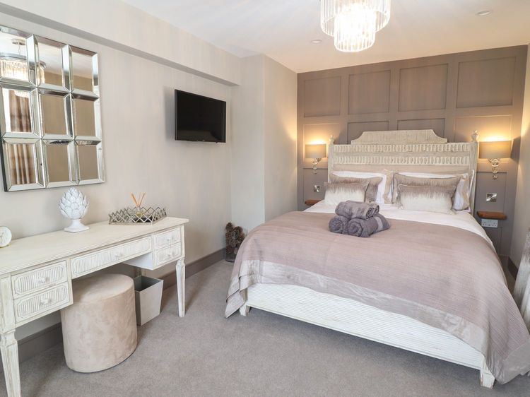 2 Llewelyn Street, listing photograph 10