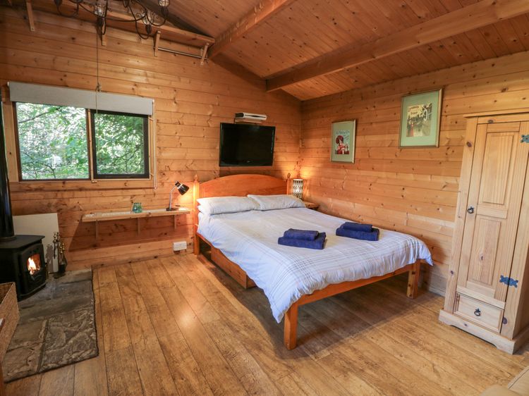 The Log Cabin, listing photograph 3