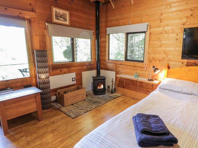The Log Cabin, listing photograph 4