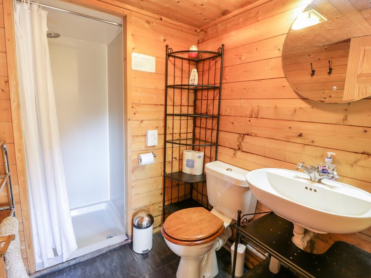 The Log Cabin, listing photograph 8