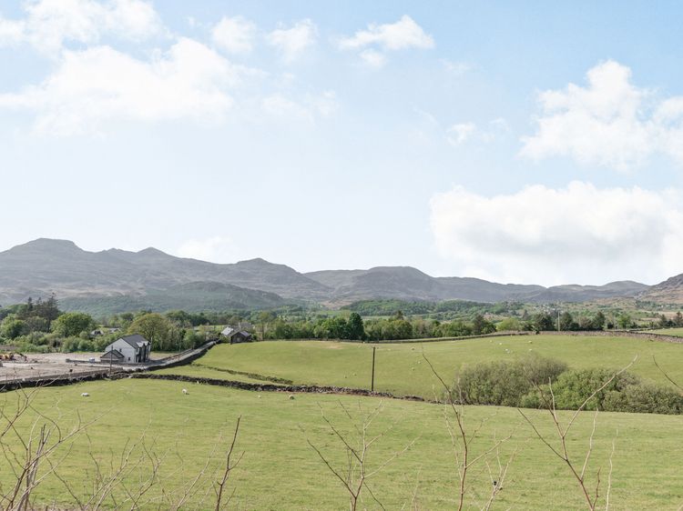 2 Bryn Tirion, listing photograph 2