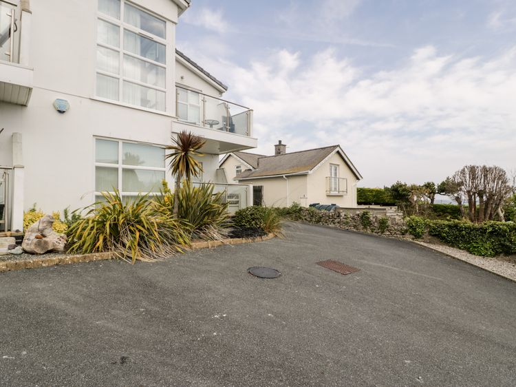 Tides, listing photograph 2