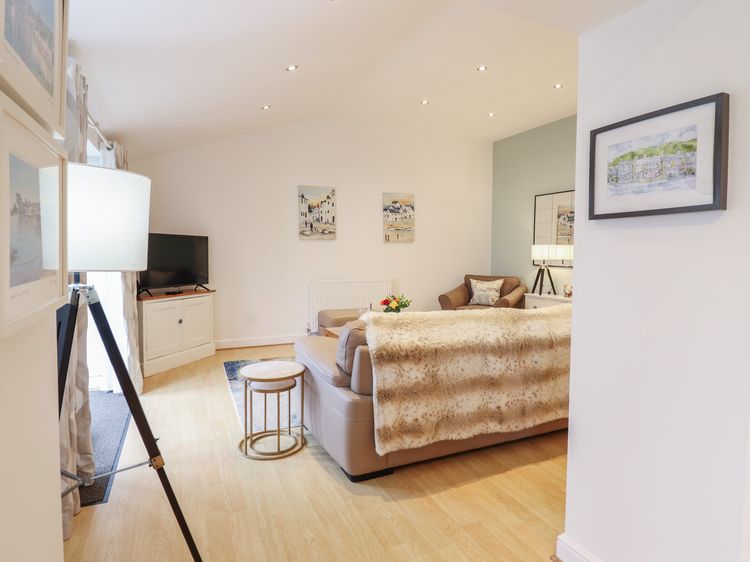 Maritime Mews, 6 The Oakleys, listing photograph 4