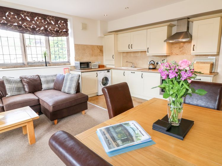 8 Tawney House, listing photograph 6
