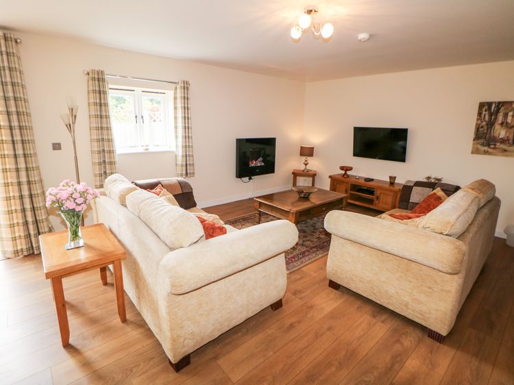 The Lodge, listing photograph 4