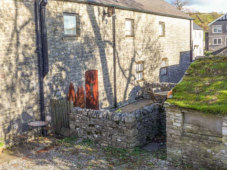 2 Primitive Mews