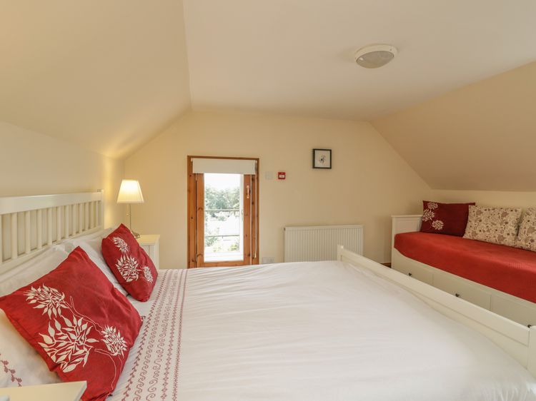 10 Monarch Country Apartments, listing photograph 11