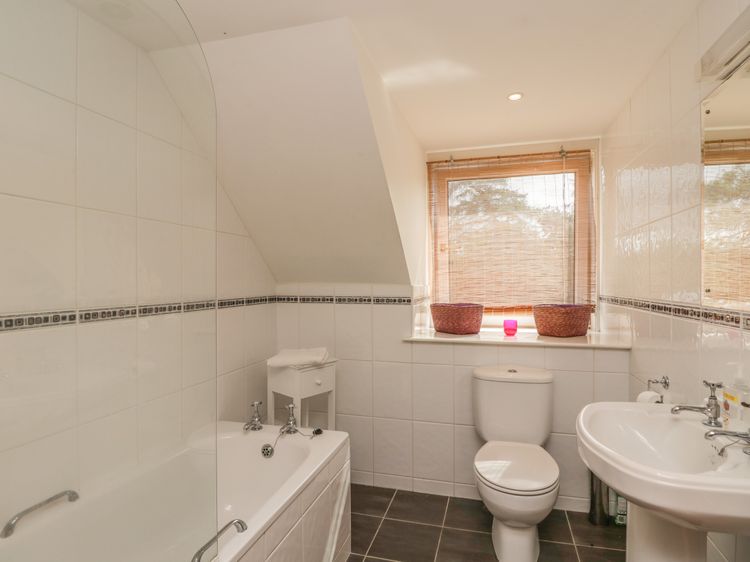 10 Monarch Country Apartments, listing photograph 12