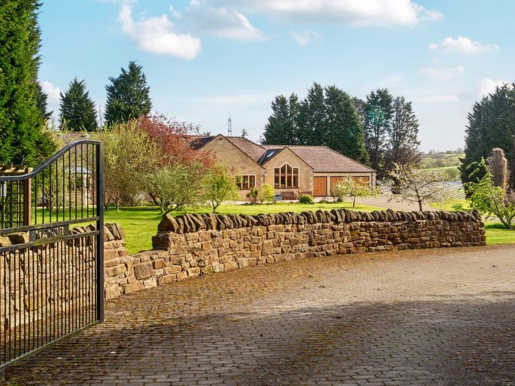 Manor House, listing photograph 2