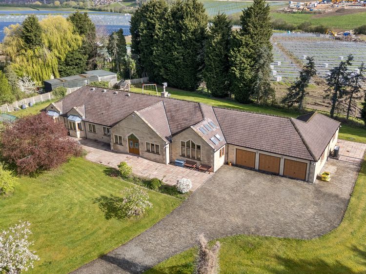 Manor House, listing photograph 3