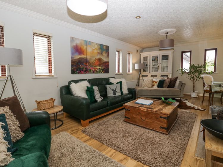 Sandown, listing photograph 2