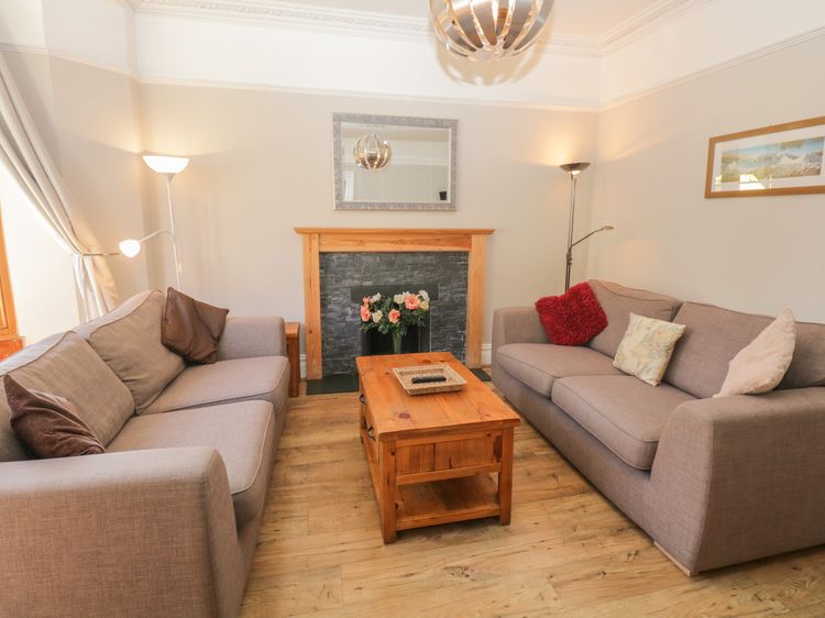48 Oak Street, listing photograph 3