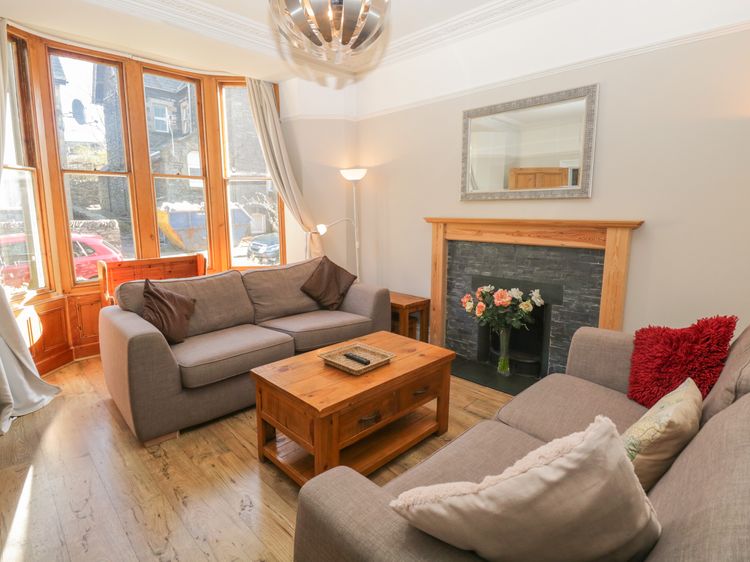48 Oak Street, listing photograph 4