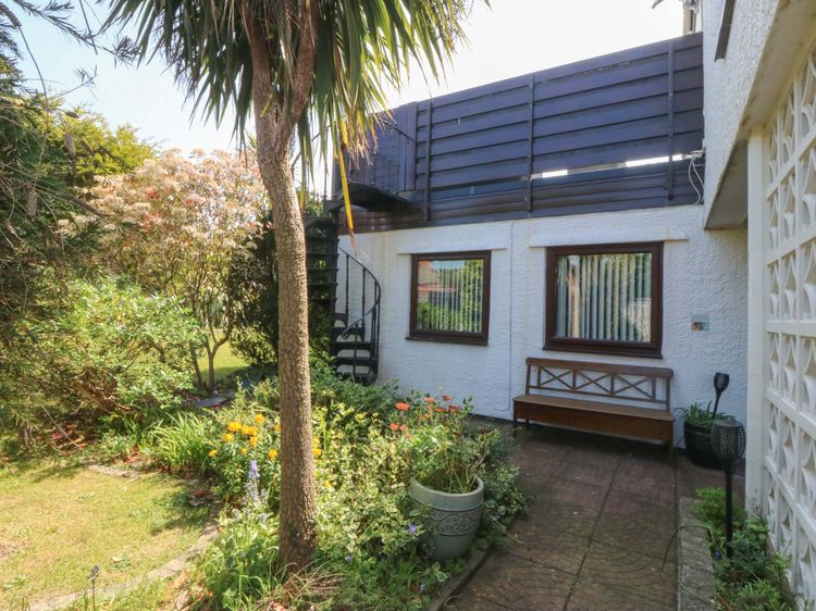 Boathouse, listing photograph 3