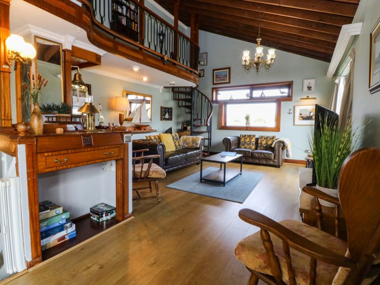 Boathouse, listing photograph 4