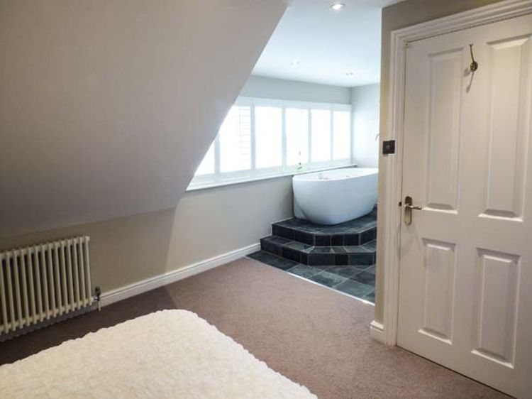 Sea View Apartment, listing photograph 11
