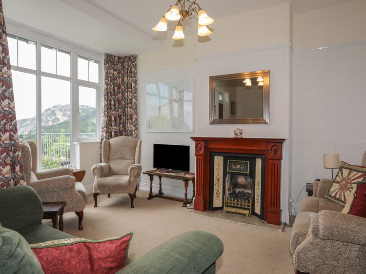 2 Cae Glas, listing photograph 5